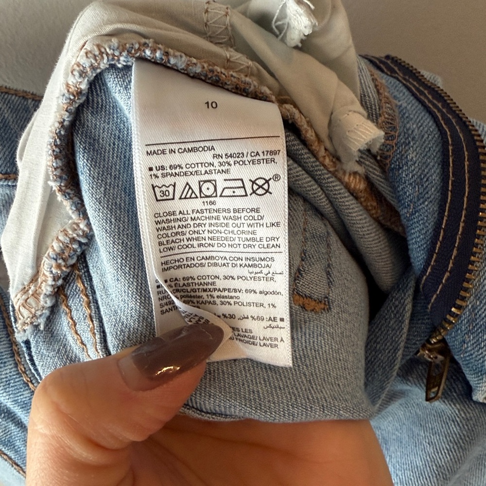 Old‎ Navy High-Waisted Wow Loose Jeans - Picture 9 of 9